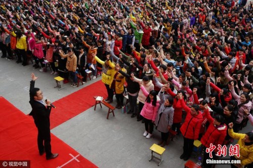 资料图：2017年2月25日，河南省汝南一高举行决战高考百日誓师励志大会。图片来源：视觉中国