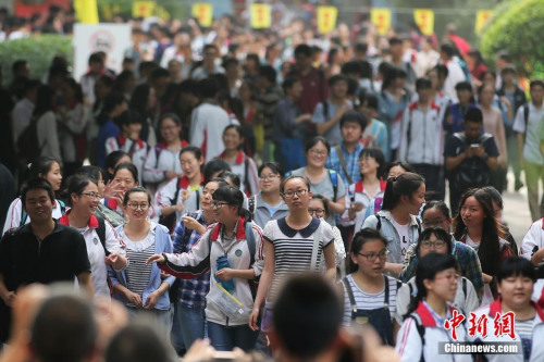 资料图：2016年6月9日下午，大批考生从南京一处高考考点内轻松走出。中新社记者 泱波 摄